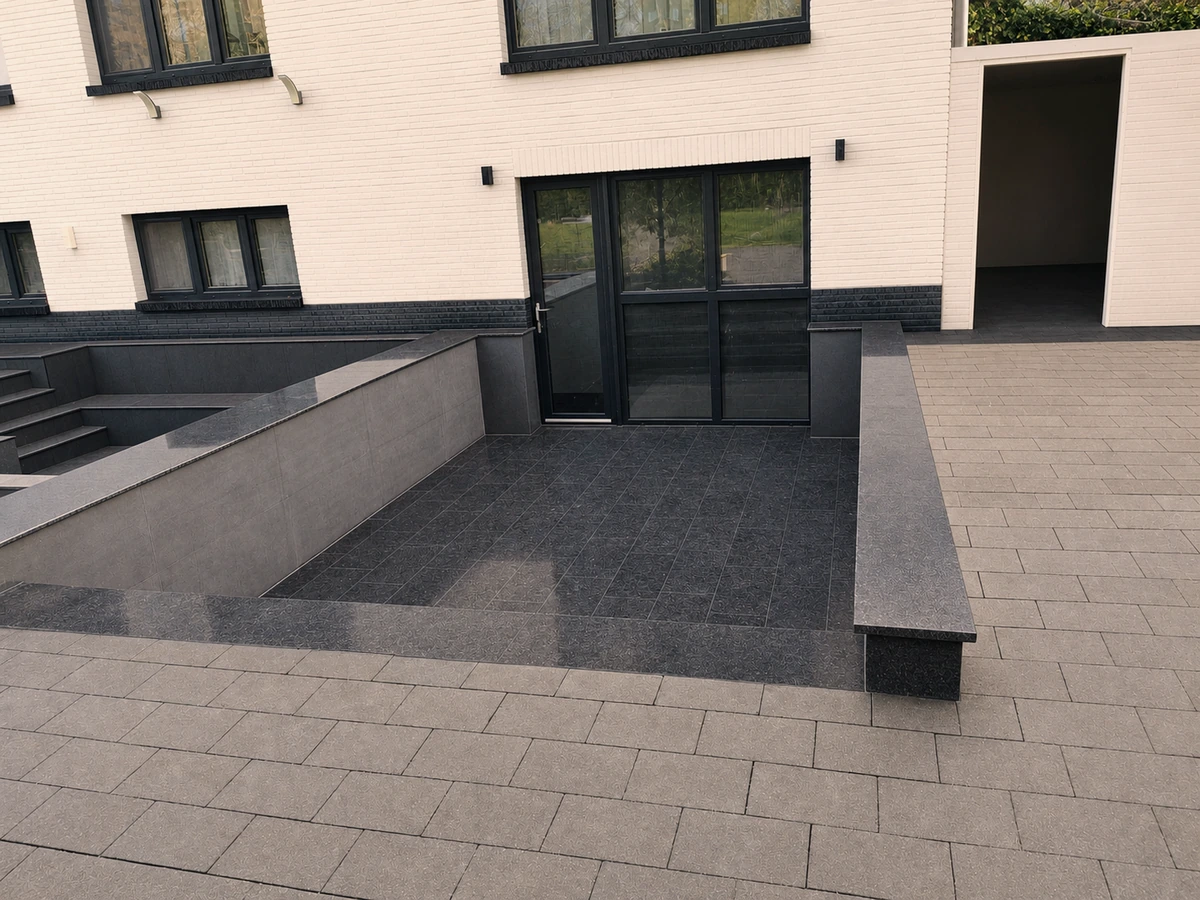 Modern buitenterras met brede treden en contrasterende tegelvlakken